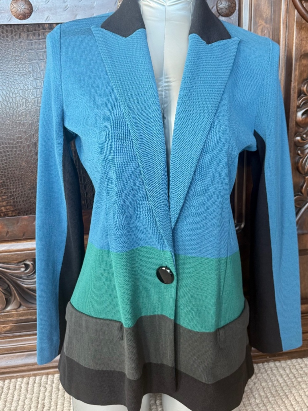 MISOOK BLAZER . BLUE SHADES WITH BLACK. SIZE XS